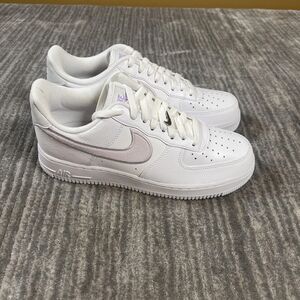 Nike Air Force 1 07 ESS Shoes Womens Size 9.5 White Lilac Sneakers DN5056-100